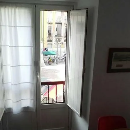 Plaza Reina Maria Cristina Apartment